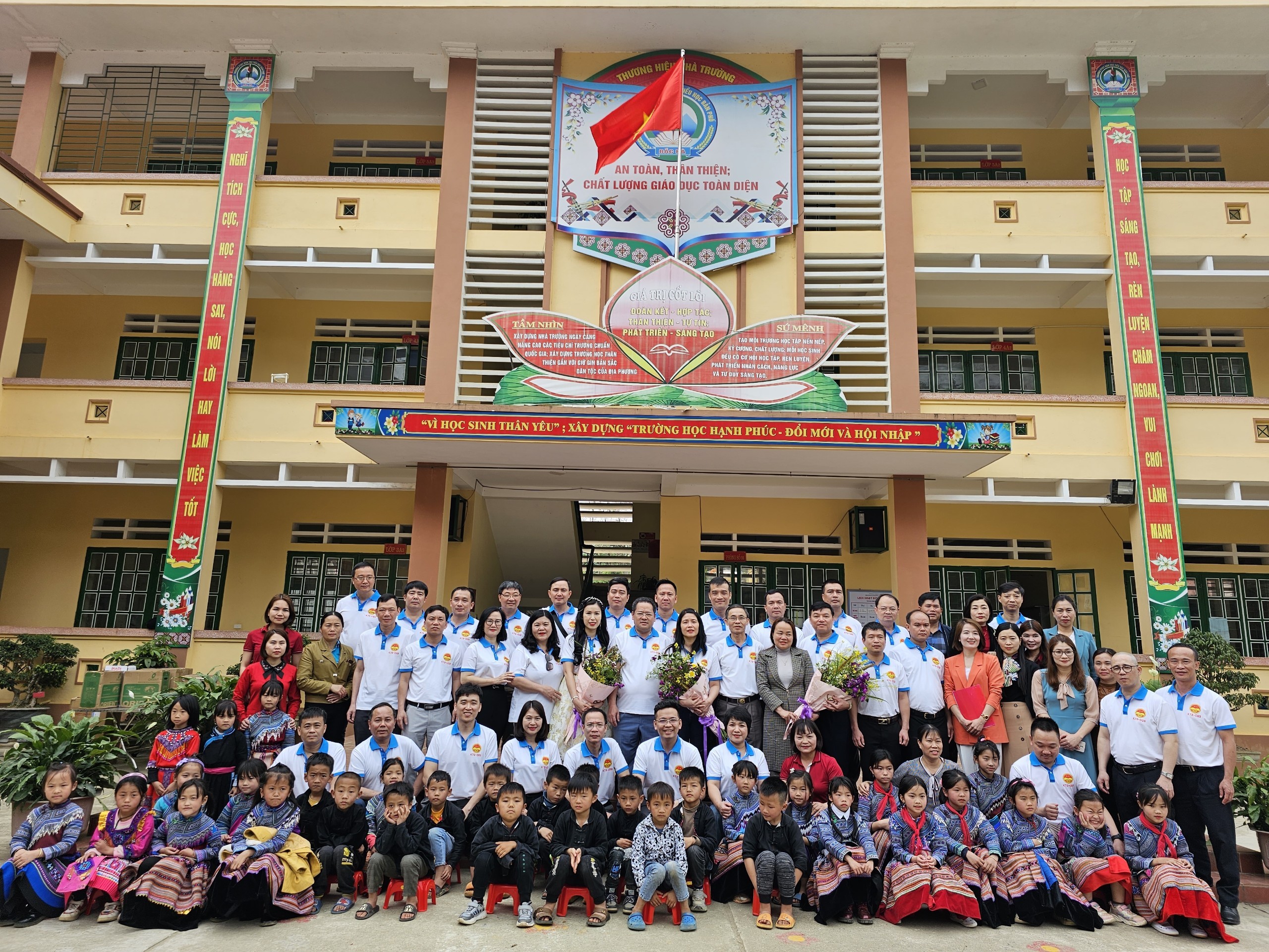 Trao quà cho học sinh 3 điểm trường tại xã Bản Phố Lào Cai 