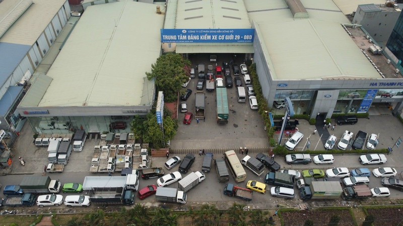 Xử lý nghiêm các đối tượng lợi dụng ùn tắc đăng kiểm để trục lợi 