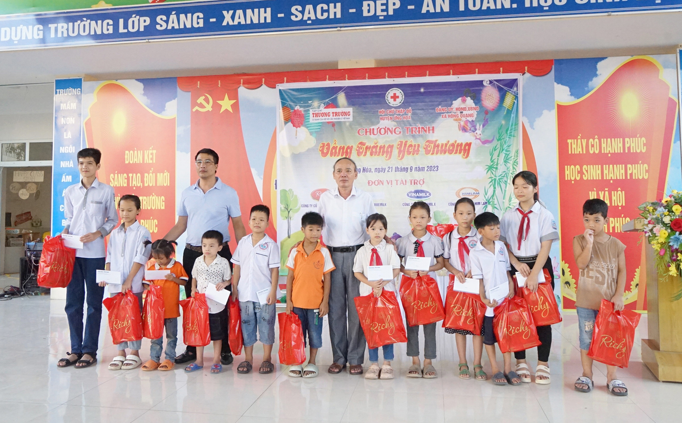 Chương trình Vầng trăng yêu thương món quà ý nghĩa dành tặng các em mầm non ở Ứng Hoà 