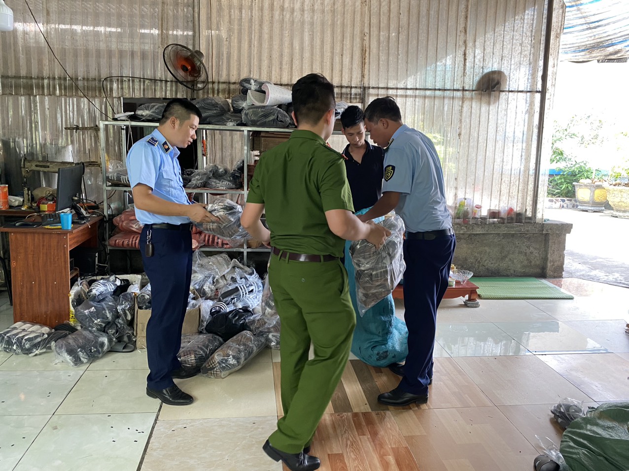 Hải Dương Liên tiếp xử lý 3 vụ hàng giả mạo nhãn hiệu liên quan đến <a style='color:#222' onclick='ga('send', 'event', 'trendings desktop', 'click','thương mại',1.00, {'nonInteraction': 1});' href='/thuong-truong/thuong-mai.html'>thương mại</a> điện tử 