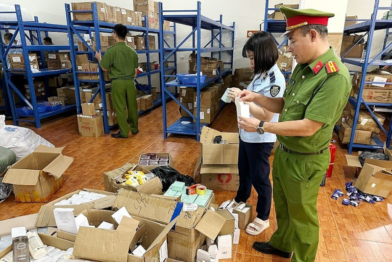 Tràn lan mỹ phẩm rởm, tẩy date cũ, in dập date mới trá hình -0