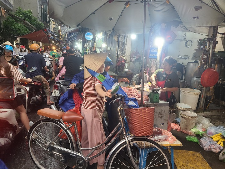 Thịt rau xanh tại các chợ dân sinh cháy hàng trước bão  