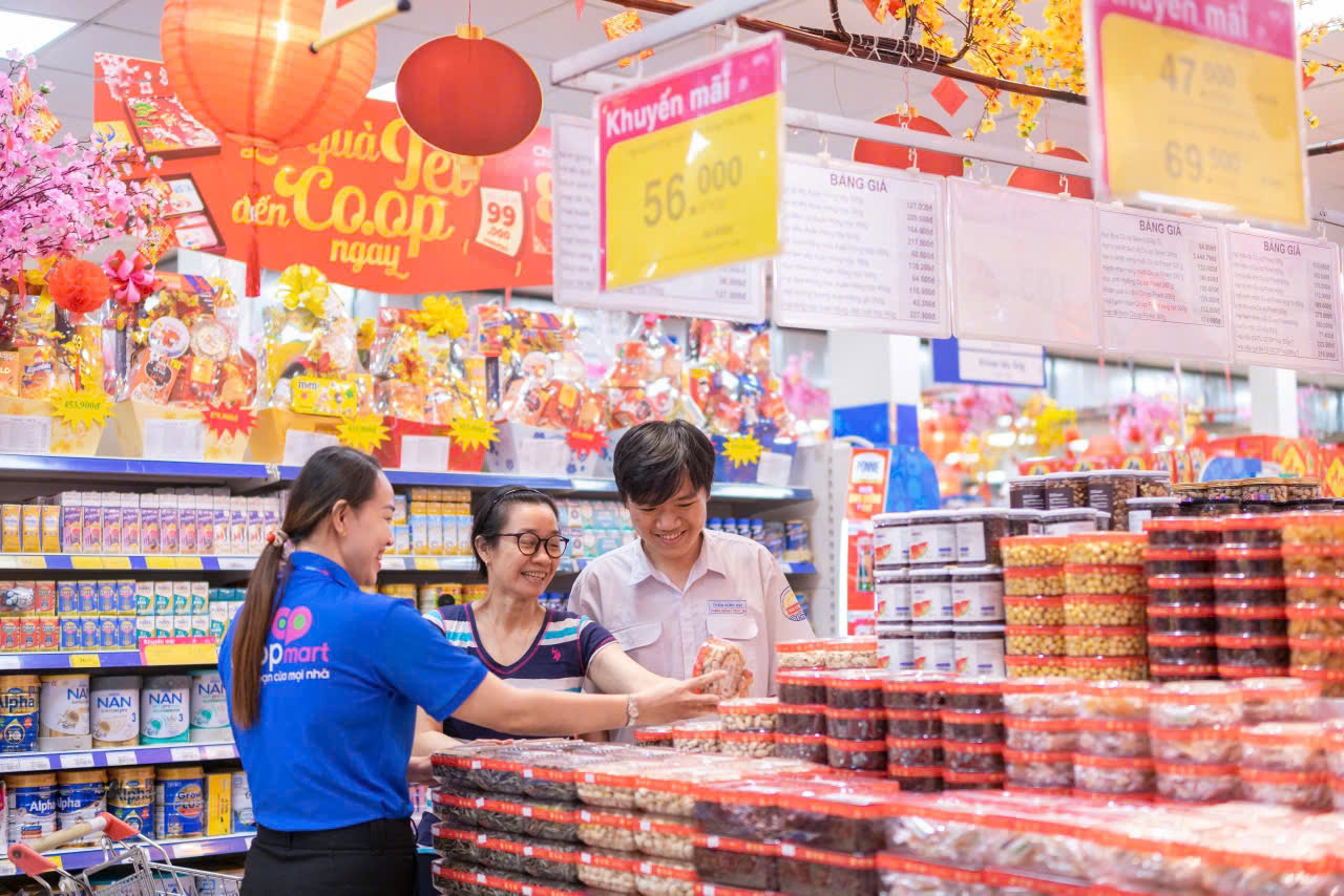 Coopmart Coopxtra phủ kín quầy kệ bằng 3500 mặt hàng tết