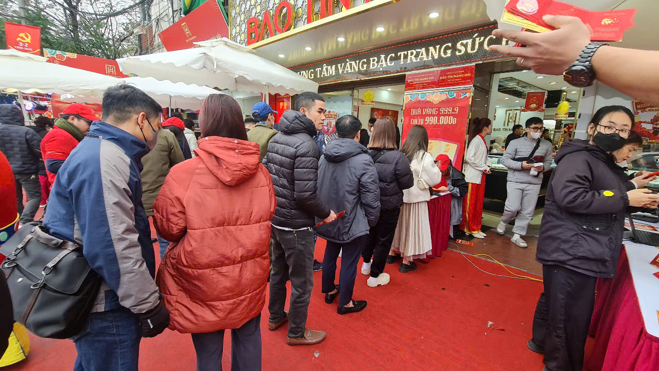 Mua vàng ngày vía Thần Tài Cơ sở kinh doanh vàng bạc lớn đông khách cửa hàng nhỏ lẻ đìu hiu 