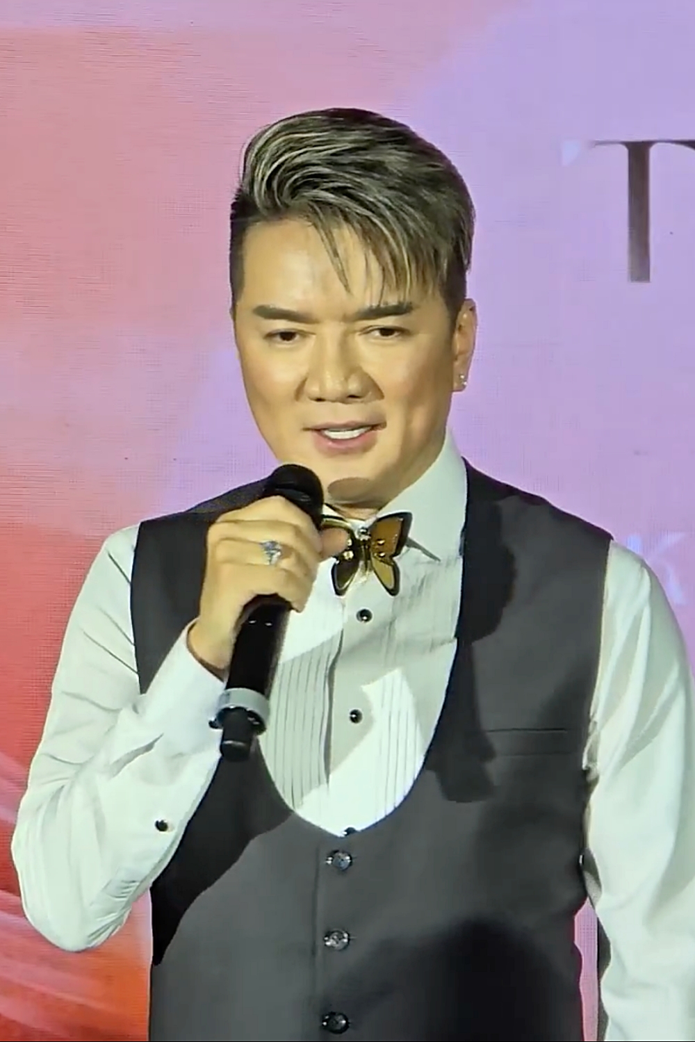 Đàm Vĩnh Hưng lên tiếng việc mất bản hit vào tay chồng Bích Tuyền