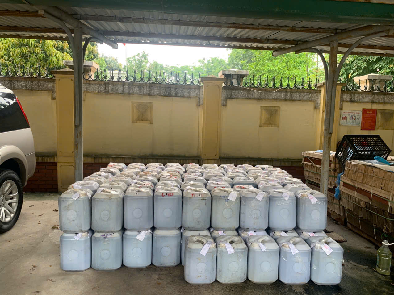 Hà Nội Thu giữ 2600 lít nước mắm không rõ nguồn gốc tại Long Biên