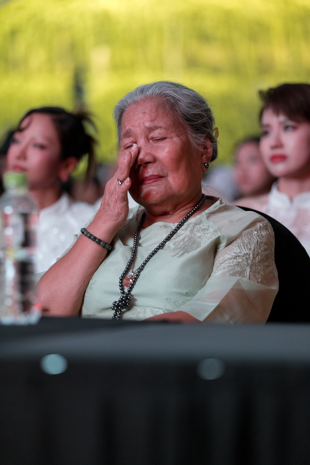 Dàn em xinh chị đẹp không kìm được nước mắt khi nghe Mỹ Tâm hát