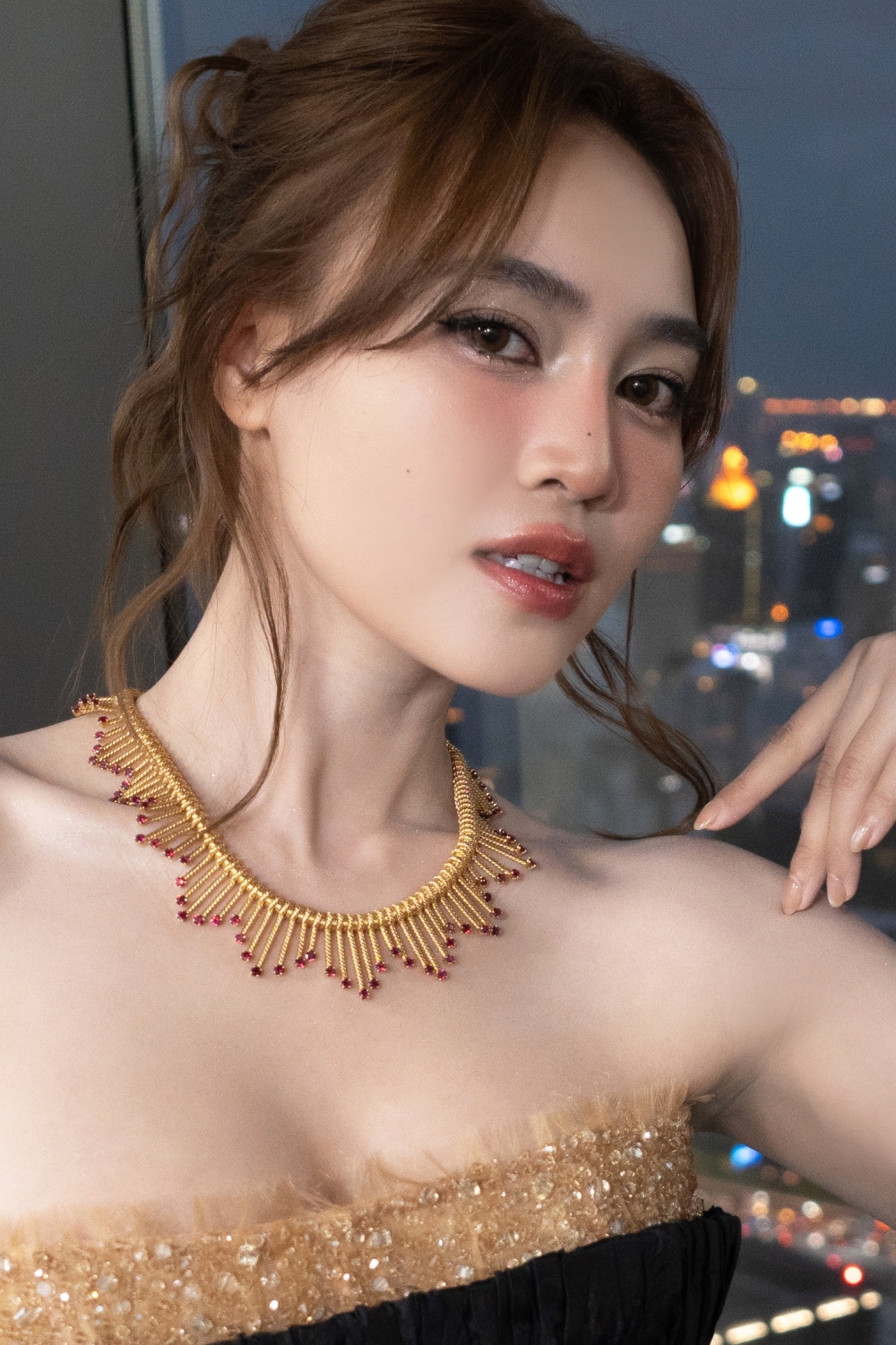 Đeo 6 tỷ đồng trên cổ Lan Ngọc được các tạp chí thời trang nước ngoài khen nức nở