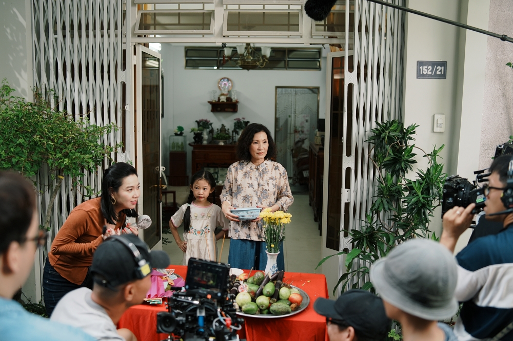 Tập tục cúng cô hồn lên màn ảnh Việt Lê Khánh giành giật hết mình