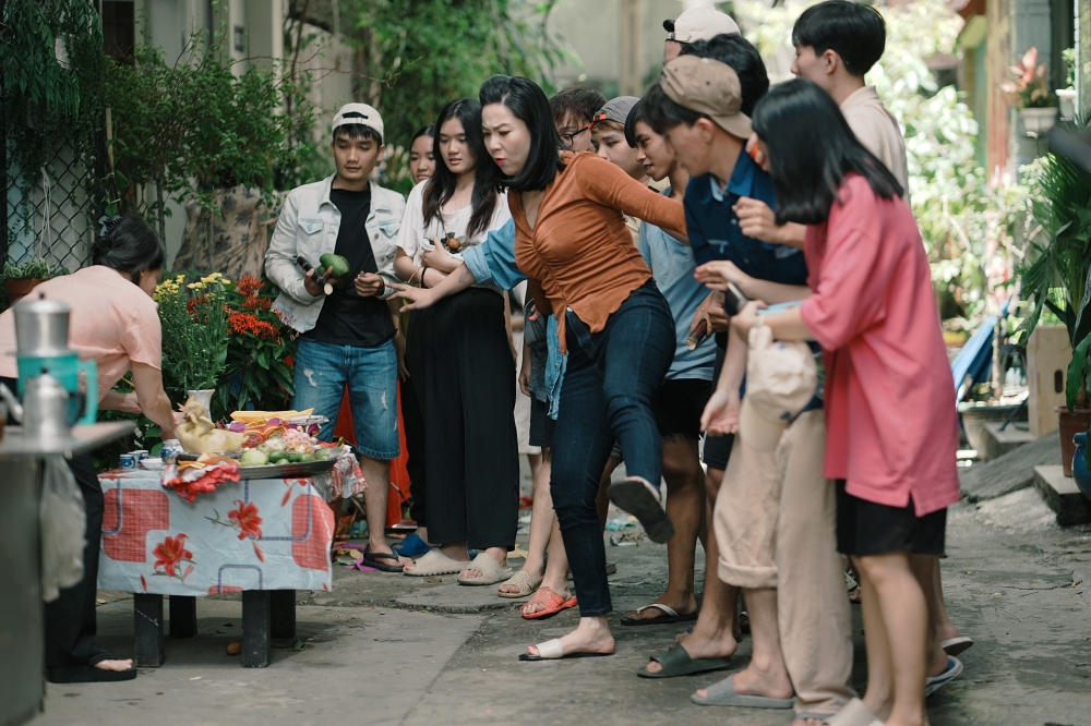 Tập tục cúng cô hồn lên màn ảnh Việt Lê Khánh giành giật hết mình