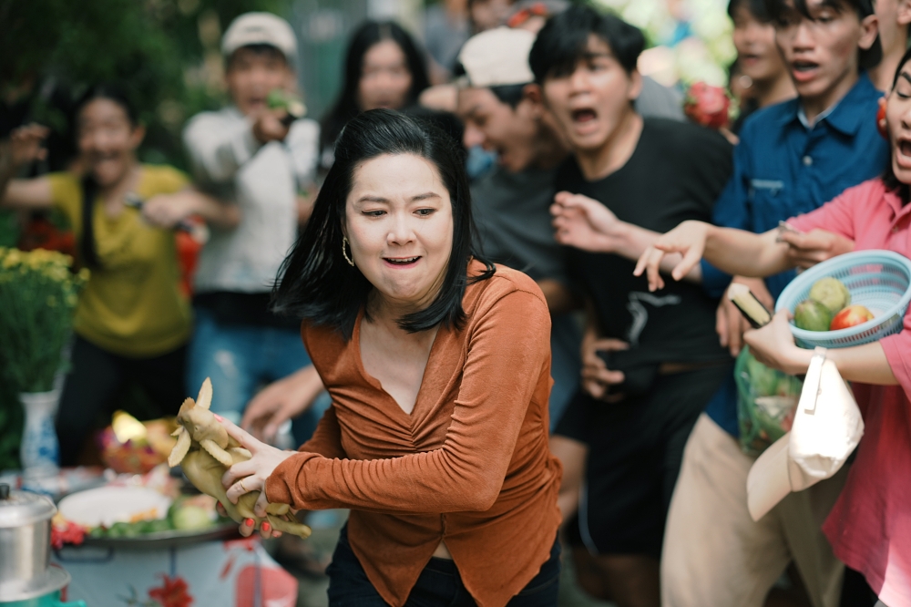 Tập tục cúng cô hồn lên màn ảnh Việt Lê Khánh giành giật hết mình