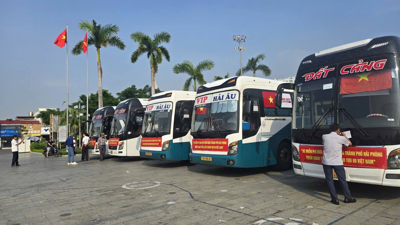 Người dân Hải Phòng phấn khởi lên chuyến xe miễn phí tham quan triển lãm A80 