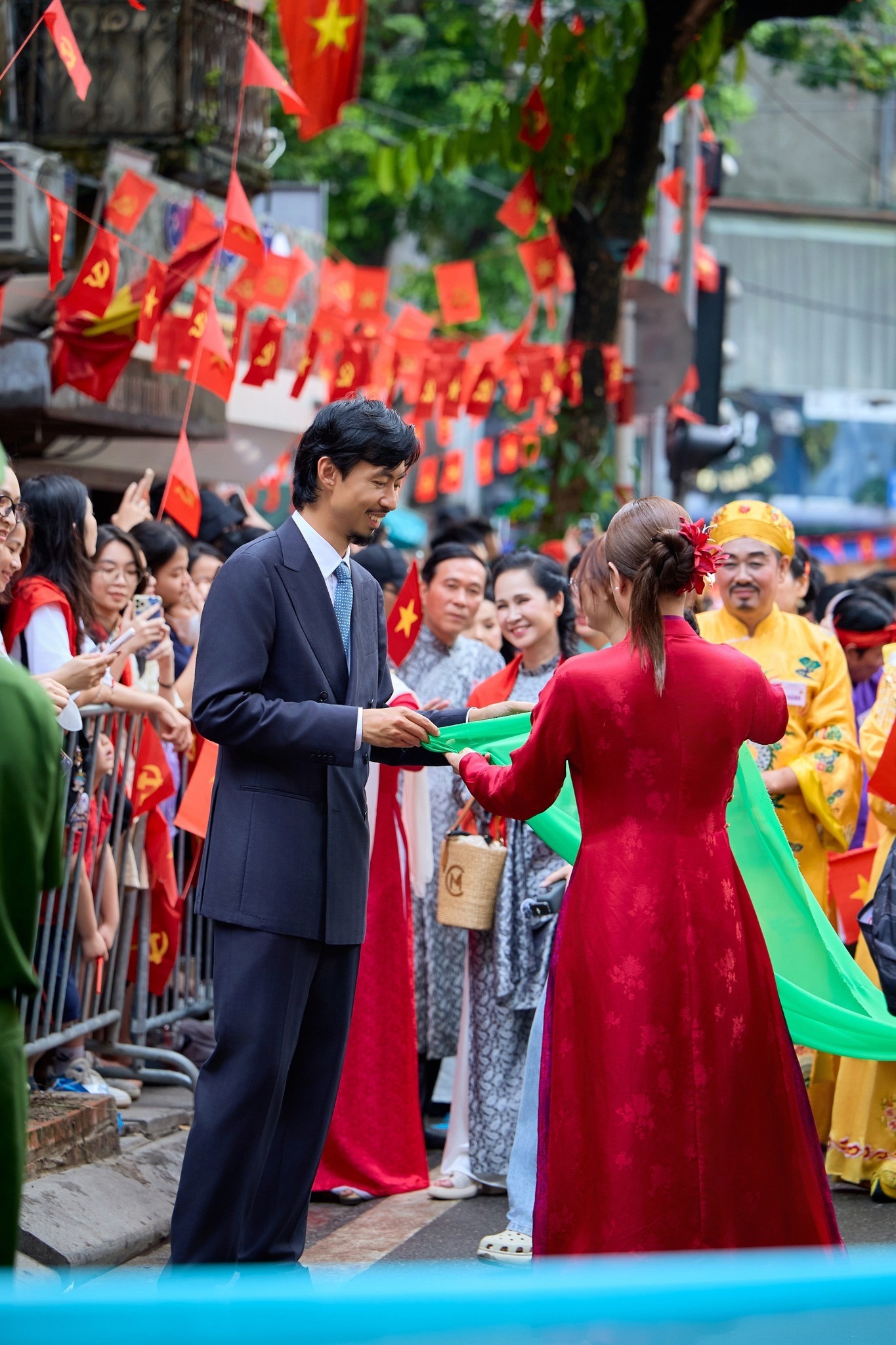 Hoàng Thùy Linh  Đen Vâu lộ ảnh thân thiết 