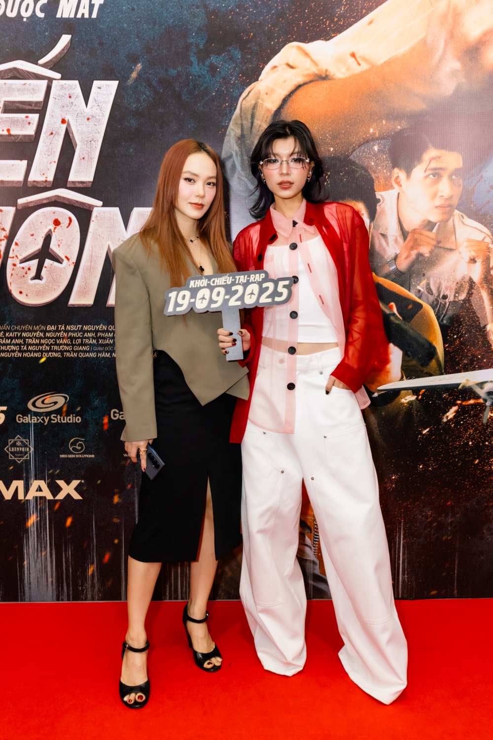 Lên đồ đi xem phim về không tặc ở Việt Nam Minh Hằng kín đáo Thiều Bảo Trâm gợi cảm