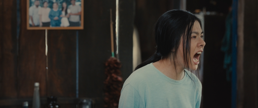 Vân Trang bị Huỳnh Đông cho ăn liên hoàn tát