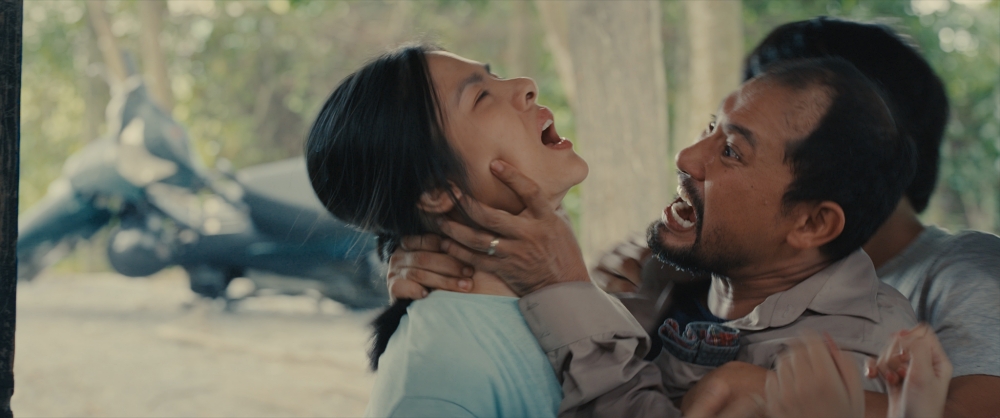 Vân Trang bị Huỳnh Đông cho ăn liên hoàn tát