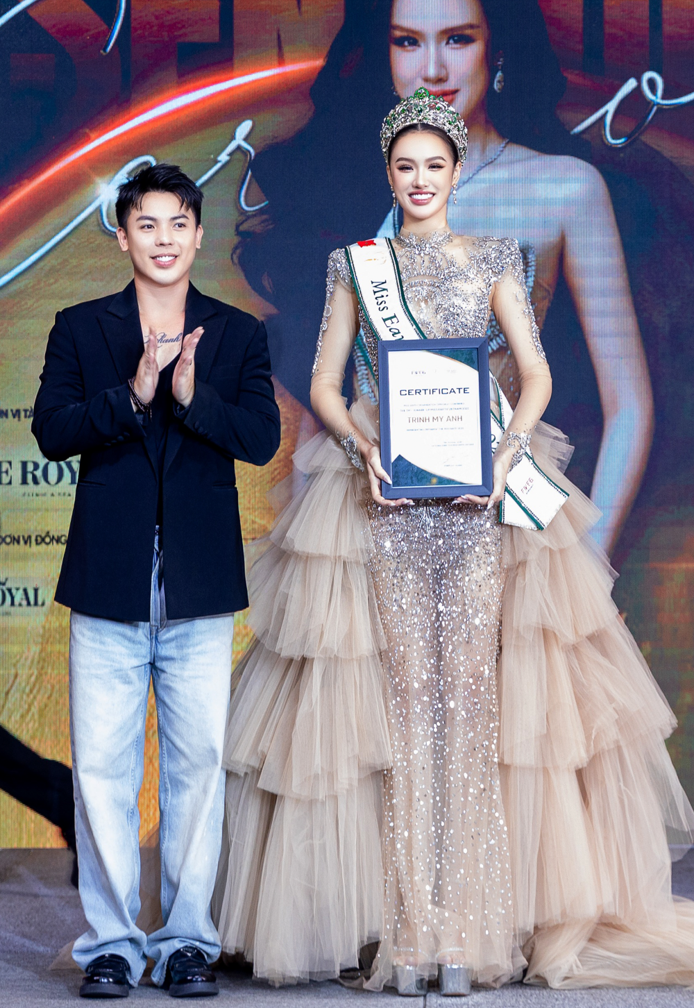 Á hậu Việt được tặng vàng tại sân bay trước khi lên đường thi Miss Earth 2025