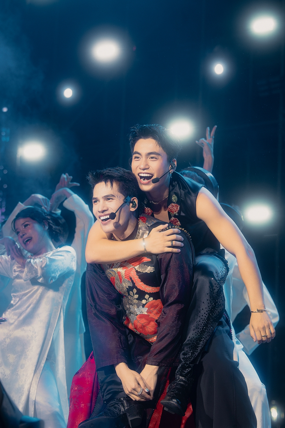 Concert Quốc Thiên chính chủ ủng hộ từ thiện 200 triệu đồng khách mời khuấy đảo sân khấu