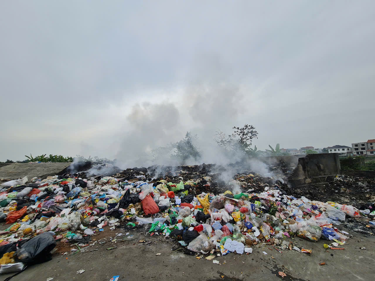 Xã Bình Minh Hà Nội Người dân bức xúc vì điểm tập kết rác quá tải liên tục bị đốt gây ô nhiễm 