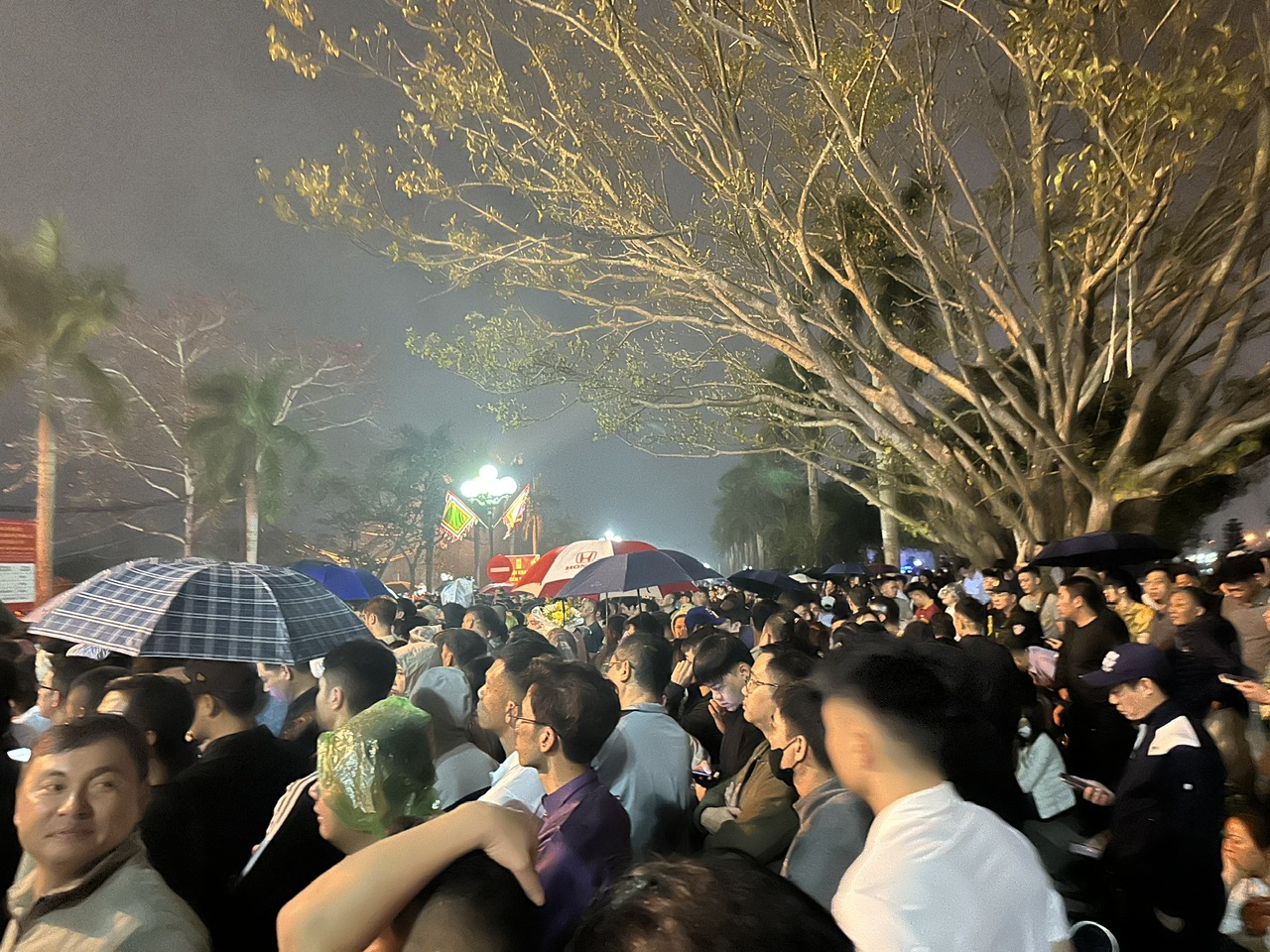 Theo dòng người trẩy hội đền Trần và Sự nhạy bén của tiểu thương