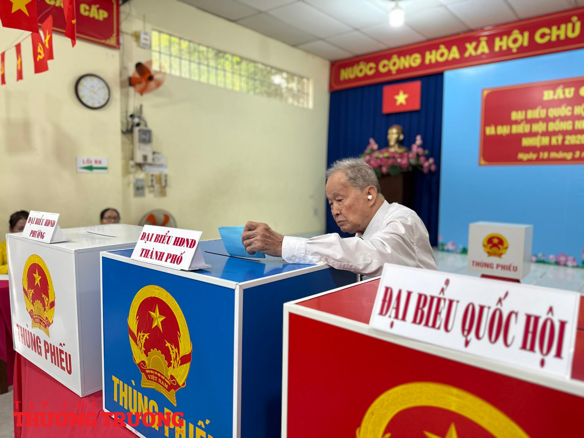 Huyền thoại tình báo Tư Cang tự chống gậy đi bỏ phiếu ở tuổi 98