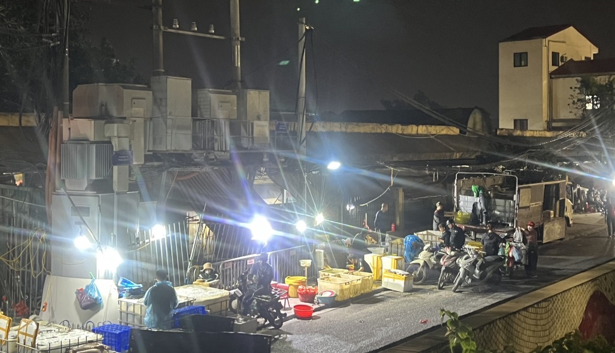 “Chợ ngoài chợ” tại chợ Long Biên: Thị trường méo mó, an toàn bị treo lơ lửng