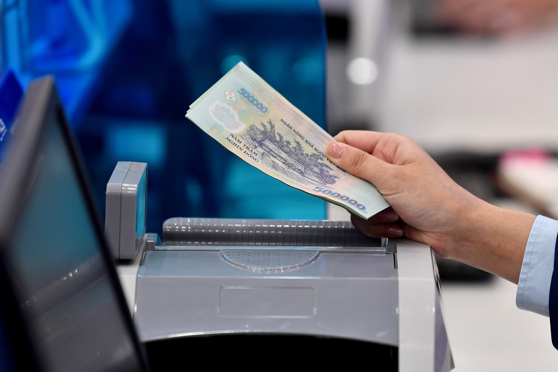 Khoảng cách khó tin giữa lãi suất công bố và lãi suất thực nhận