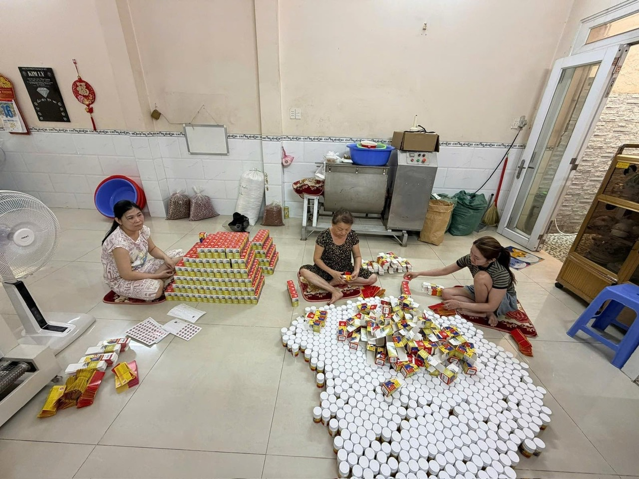 Khởi tố 3 đối tượng sản xuất, buôn bán thuốc giả tại TP.HCM, thu giữ hơn 4.000 hộp thành phẩm