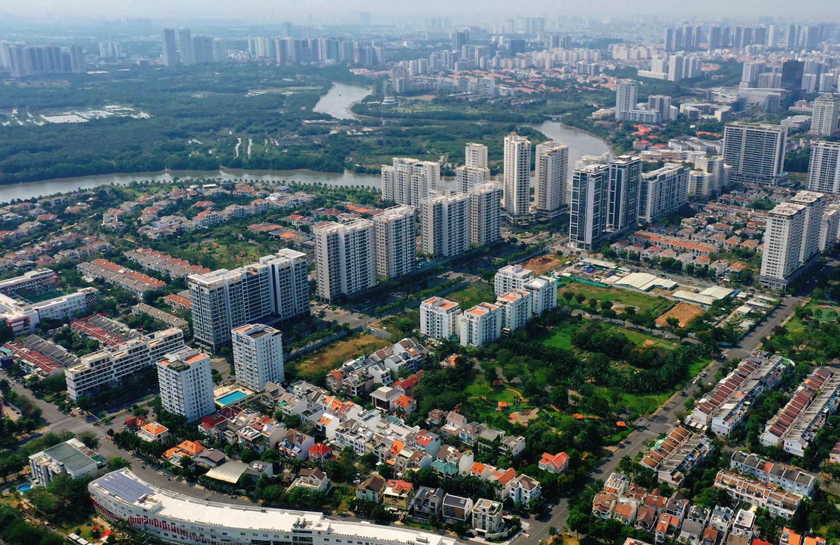Thị trường nhà ở TP.HCM quý I/2026: Căn hộ hụt cung, nhà thấp tầng hút dòng tiền
