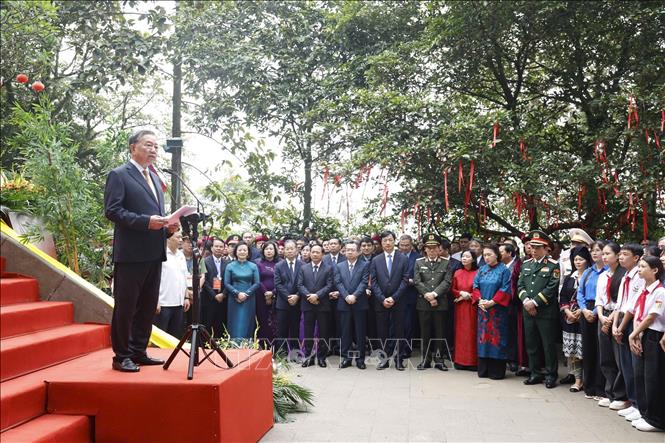 Tổng Bí thư, Chủ tịch nước Tô Lâm gặp gỡ, nói chuyện với bà con tại đền Hùng