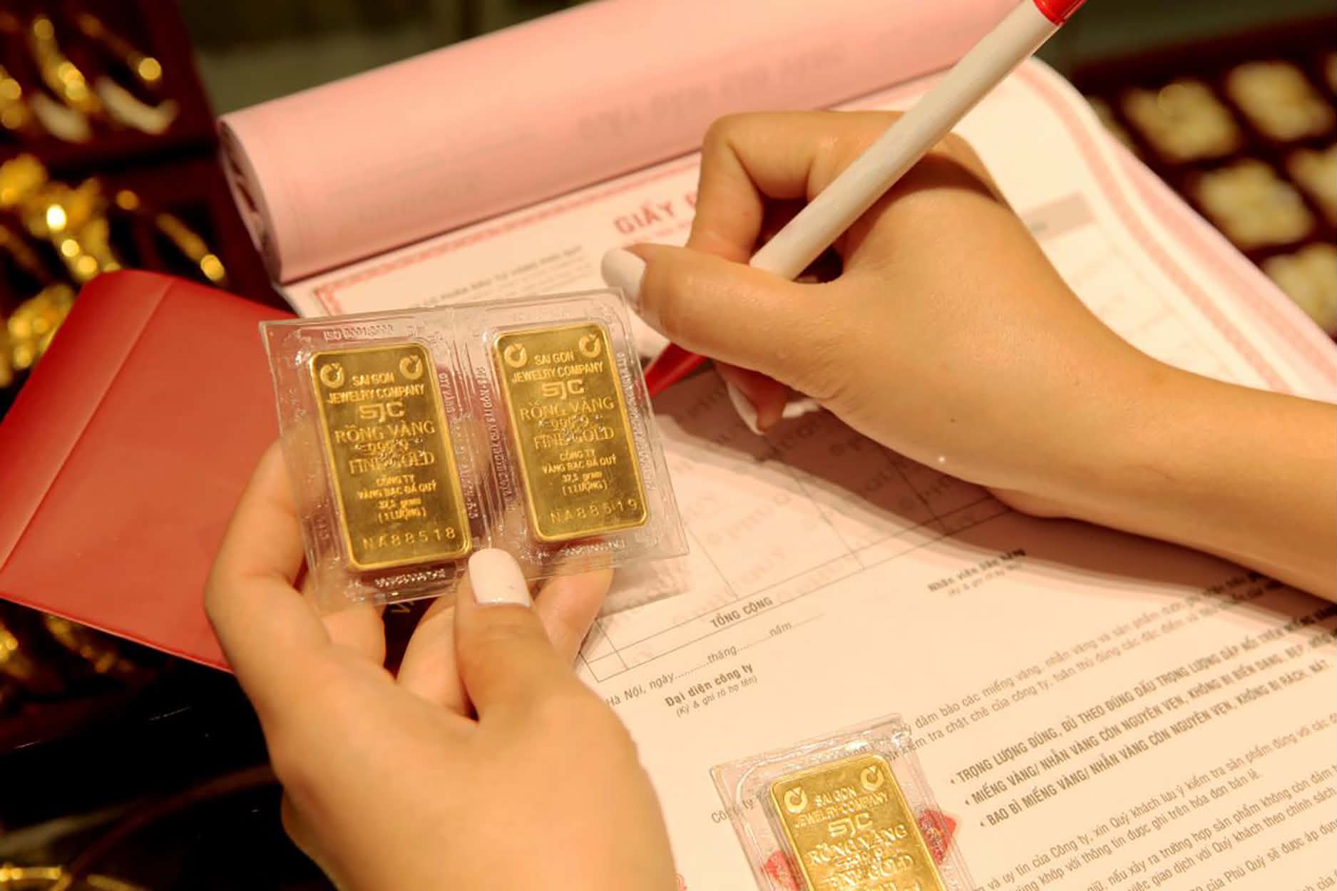 Nhận vàng trước, thanh toán sau: Thỏa thuận dân sự hay rủi ro pháp lý?