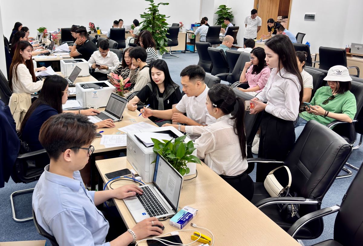 Tin tưởng Vinhomes Global Gate Hạ Long sẽ “thắng lớn”, khách hàng Hà Nội nườm nượp đi ký hợp đồng mua bán