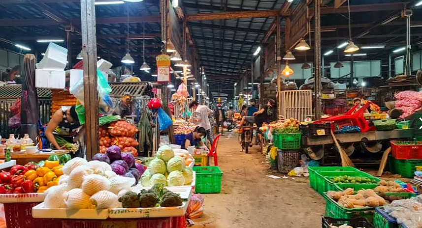 TP.HCM tiêu hủy gần 880kg tấn thịt "bẩn" tại chợ đầu mối