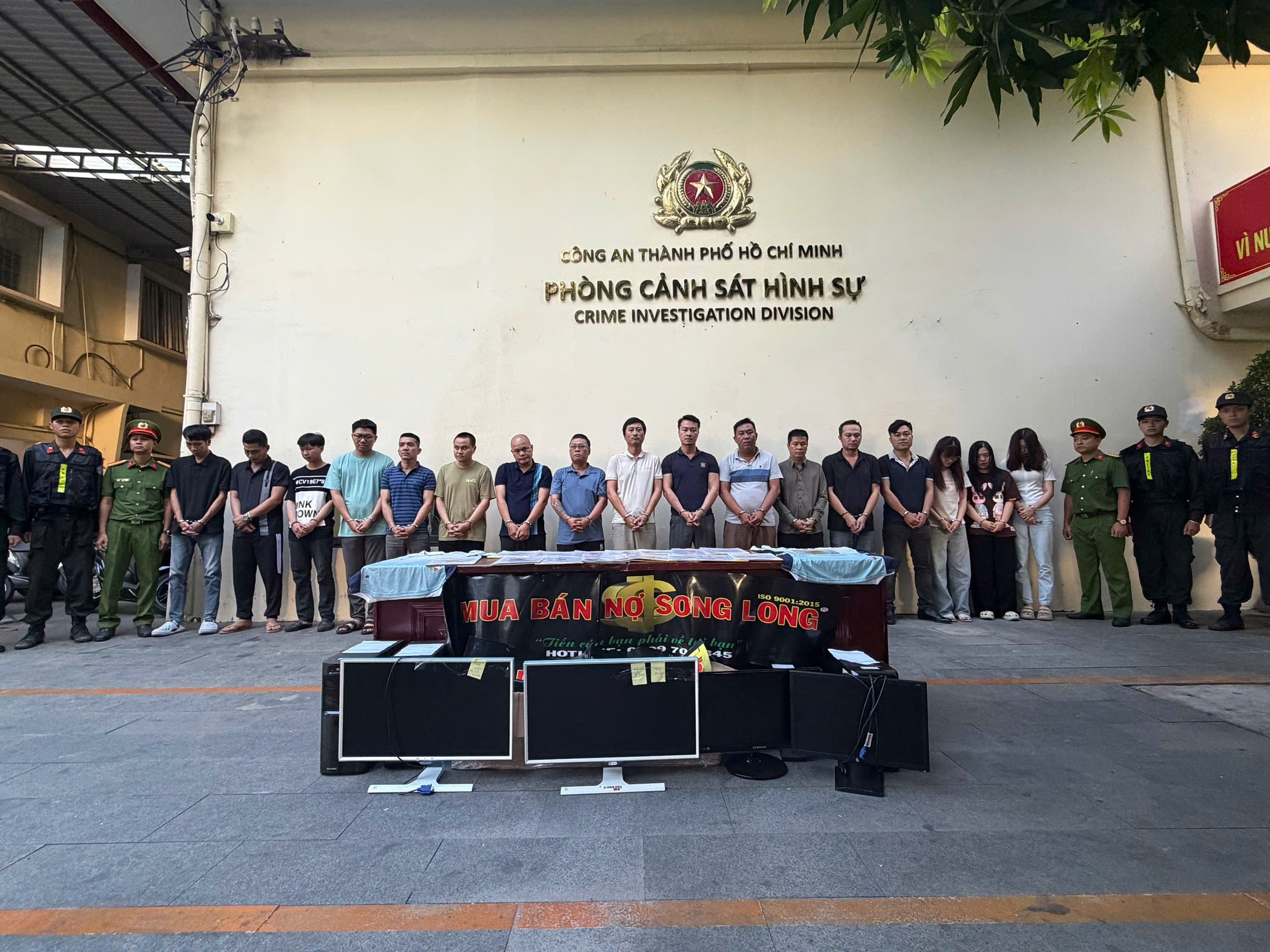Bắt Giám đốc và 16 nhân viên Công ty mua bán nợ Song Long