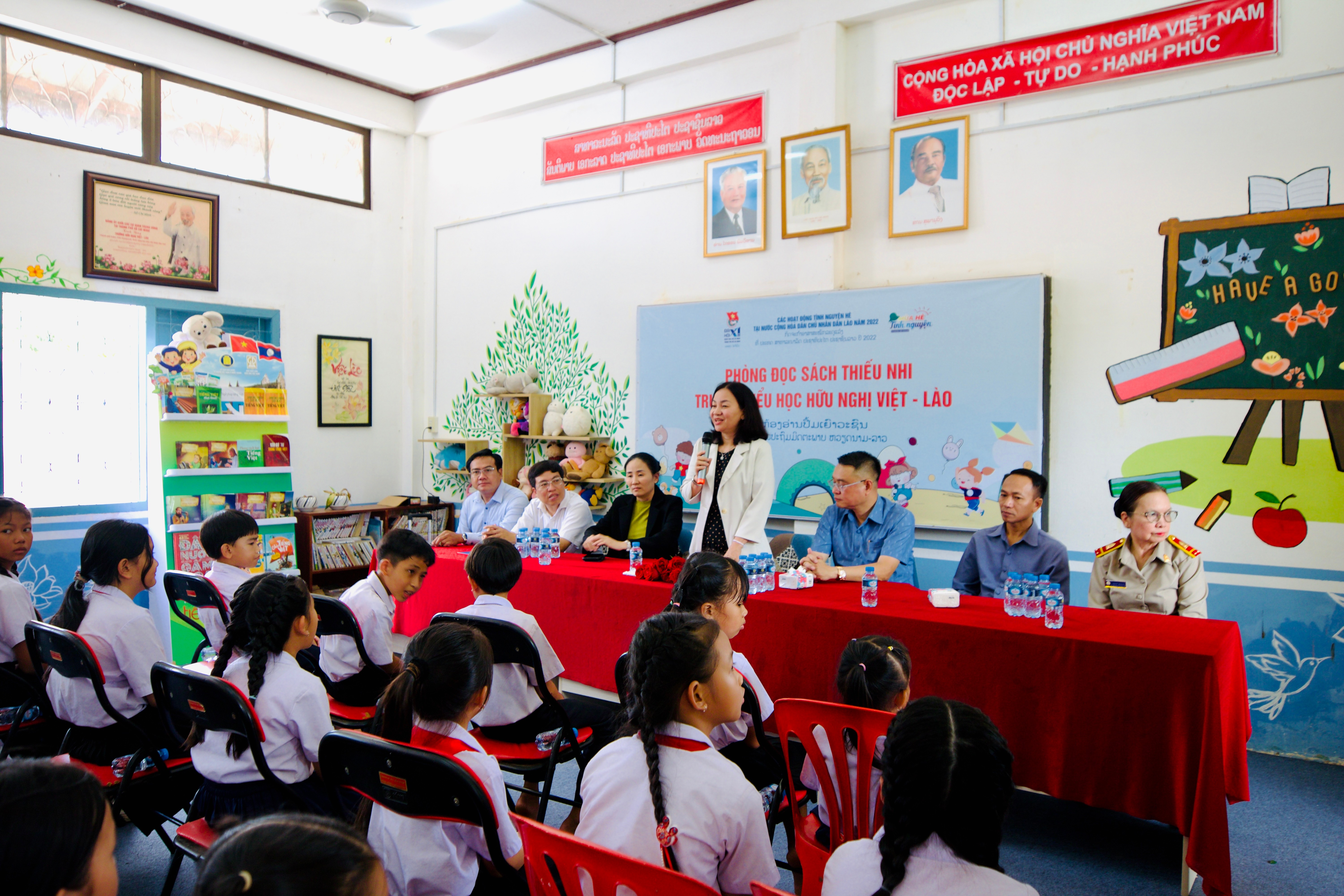 Đoàn đại biểu Ủy ban MTTQ Việt Nam TP.HCM thăm, tặng quà Trường Hữu nghị Việt - Lào