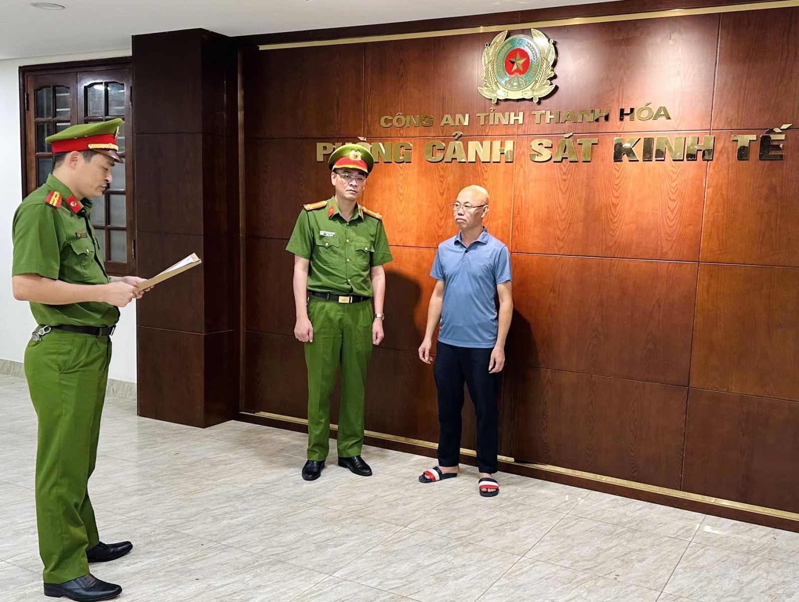 Sản xuất, buôn bán hàng giả quy mô lớn, Giám đốc Công ty Phương Tùng Ly bị khởi tố