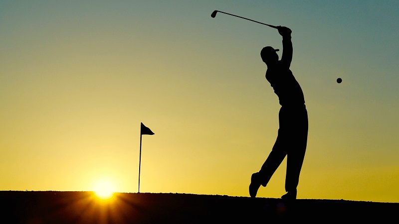 Những cú đánh golf đánh bay ghế công vụ
