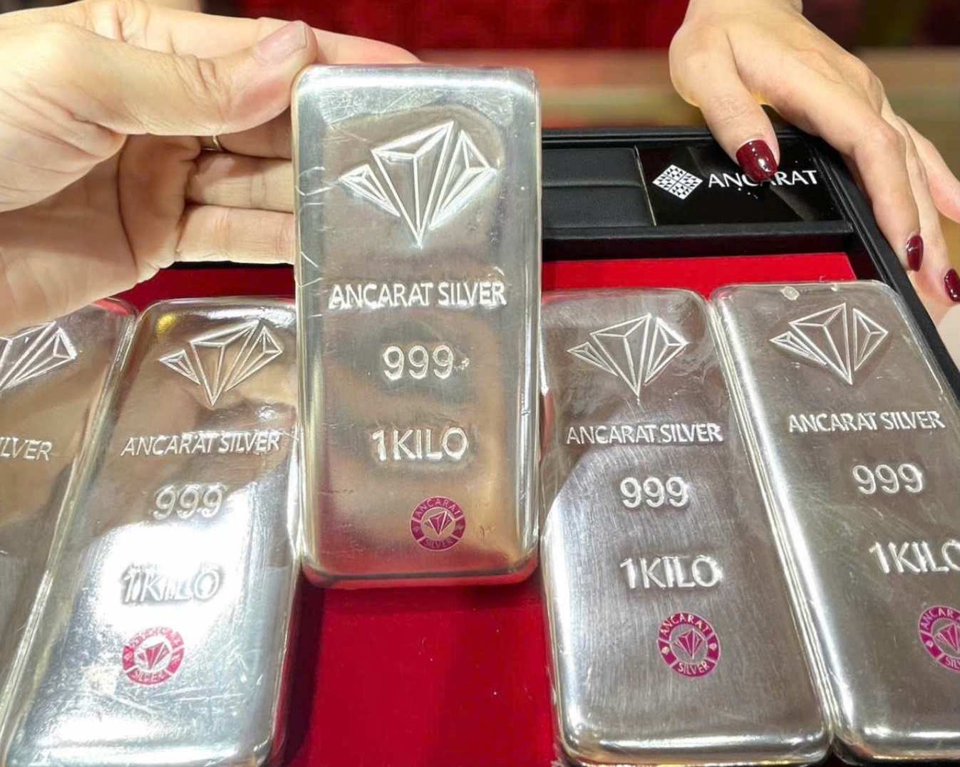 Giá bạc trong nước, quốc tế đồng loạt sụt giảm hơn 1 triệu đồng/kg