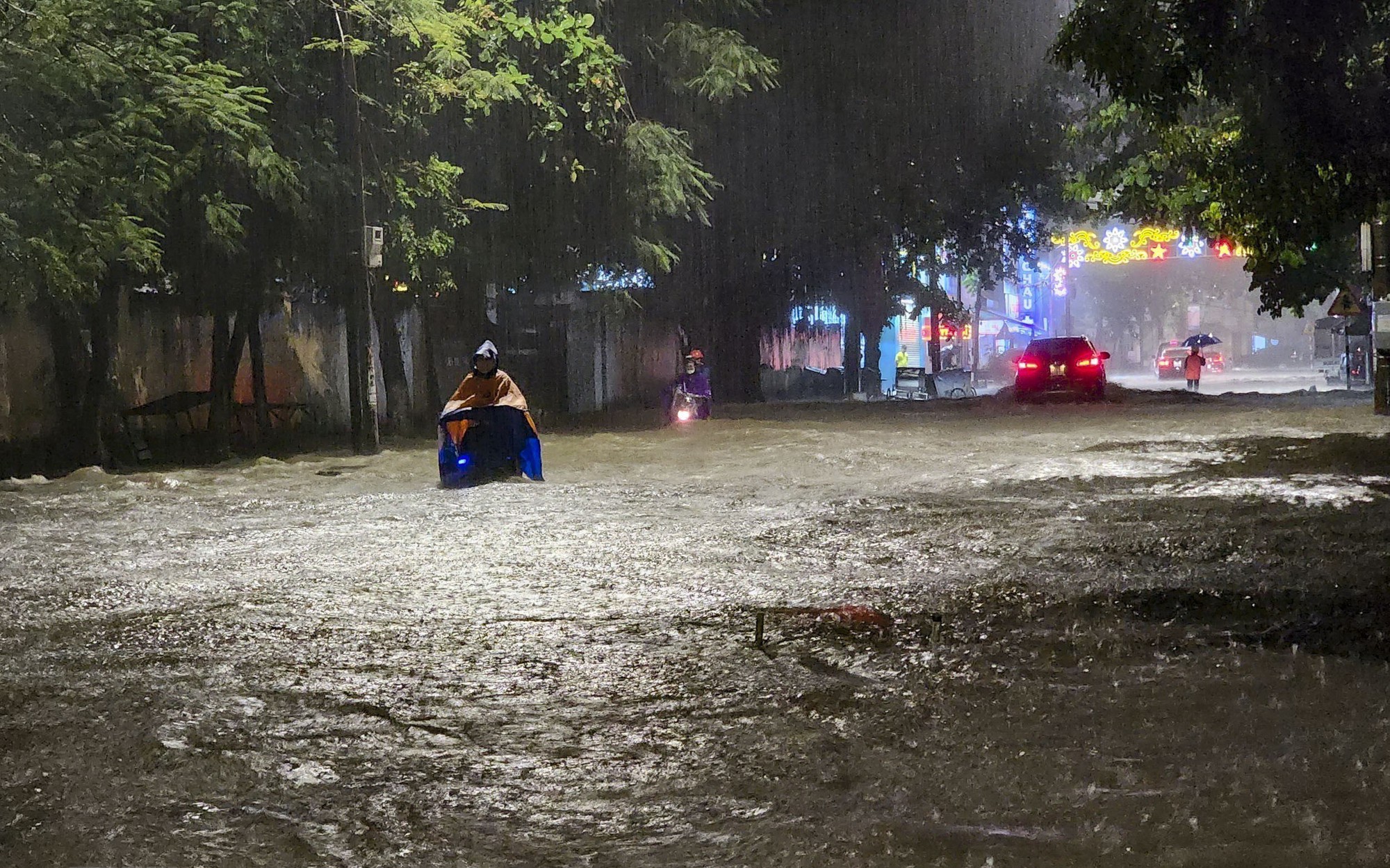 Thời tiết hôm nay 28/7: Nhiều khu vực trên cả nước có mưa lớn