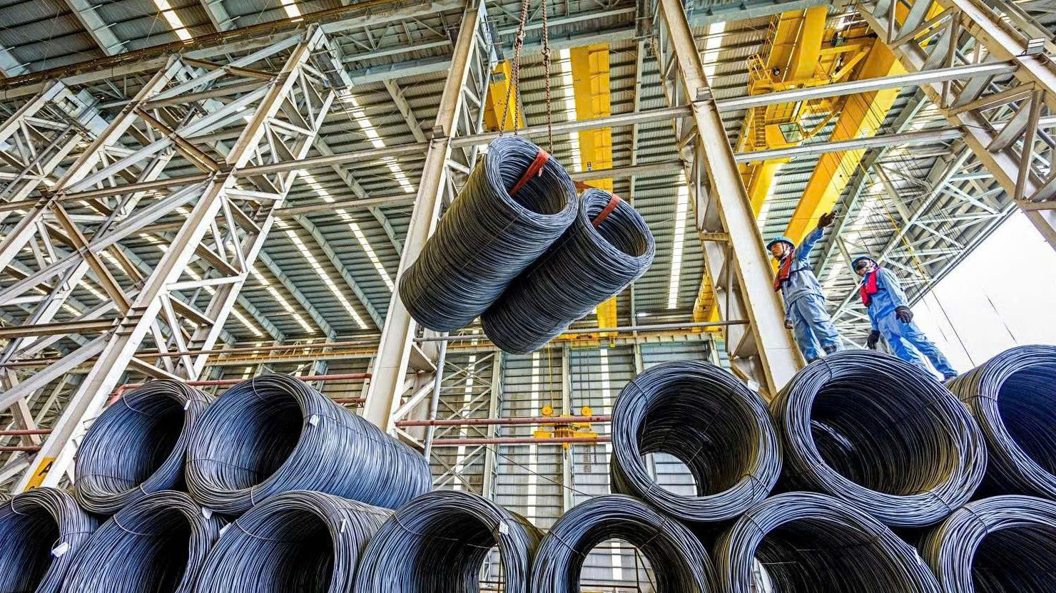 Một doanh nghiệp điều chỉnh tăng giá thép cuộn thêm 100.000 đồng/tấn