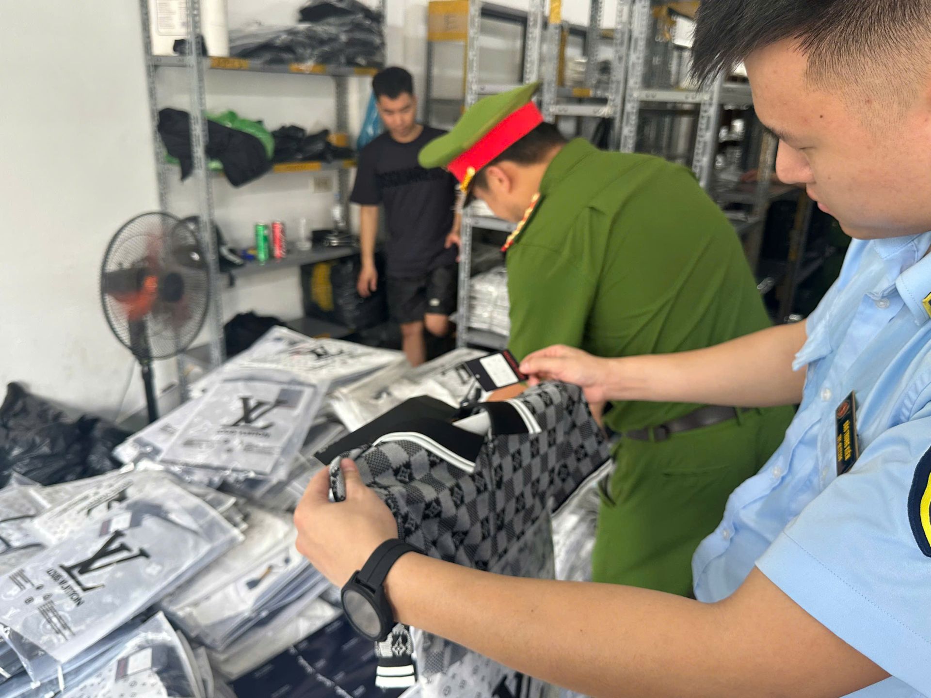 Bộ Tài chính siết chống buôn lậu, gian lận thương mại và hàng giả