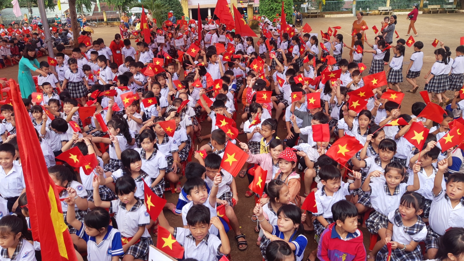 Thủ tướng yêu cầu ngành giáo dục khắc phục bệnh thành tích, chống lạm thu