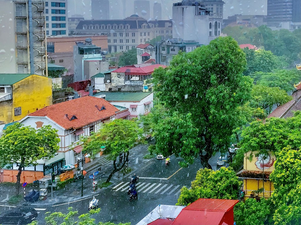 Thời tiết hôm nay 7/8: Bắc Bộ và Trung Bộ mưa dông, Nam Trung Bộ nắng nóng