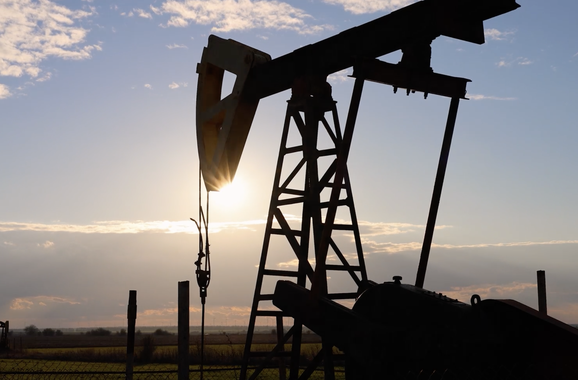 Giá xăng dầu hôm nay 17/8: Dầu Brent vượt 88 USD/thùng