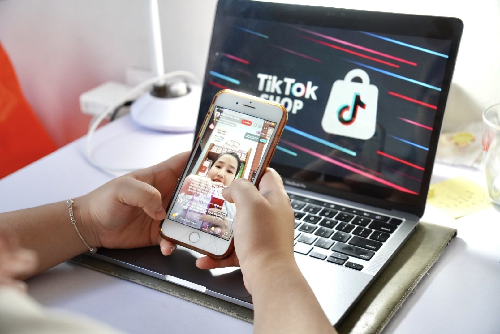 Xác thực người bán livestream: Đổi tài khoản có né được trách nhiệm?