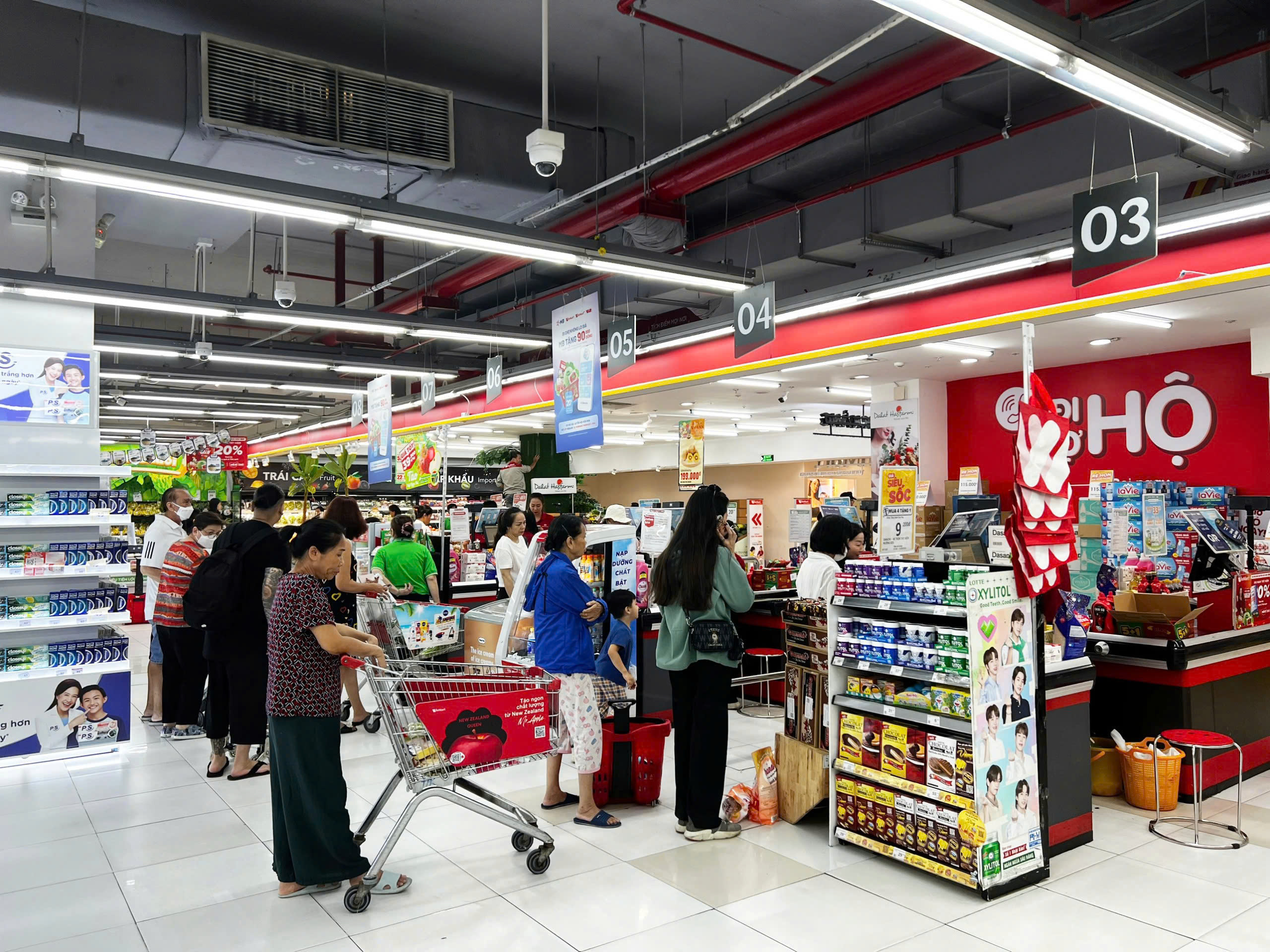 Hà Nội: Bán lẻ tăng 14,9%, người dân đang chỉ tiền cho hàng gì?