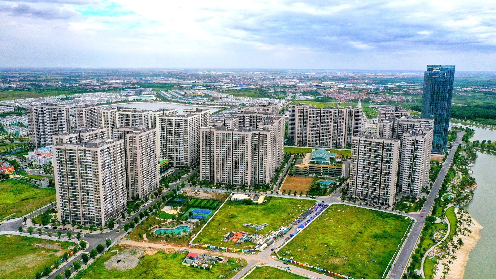 Từ Singapore đến Hong Kong, chung cư hết niên hạn được xử lý thế nào?