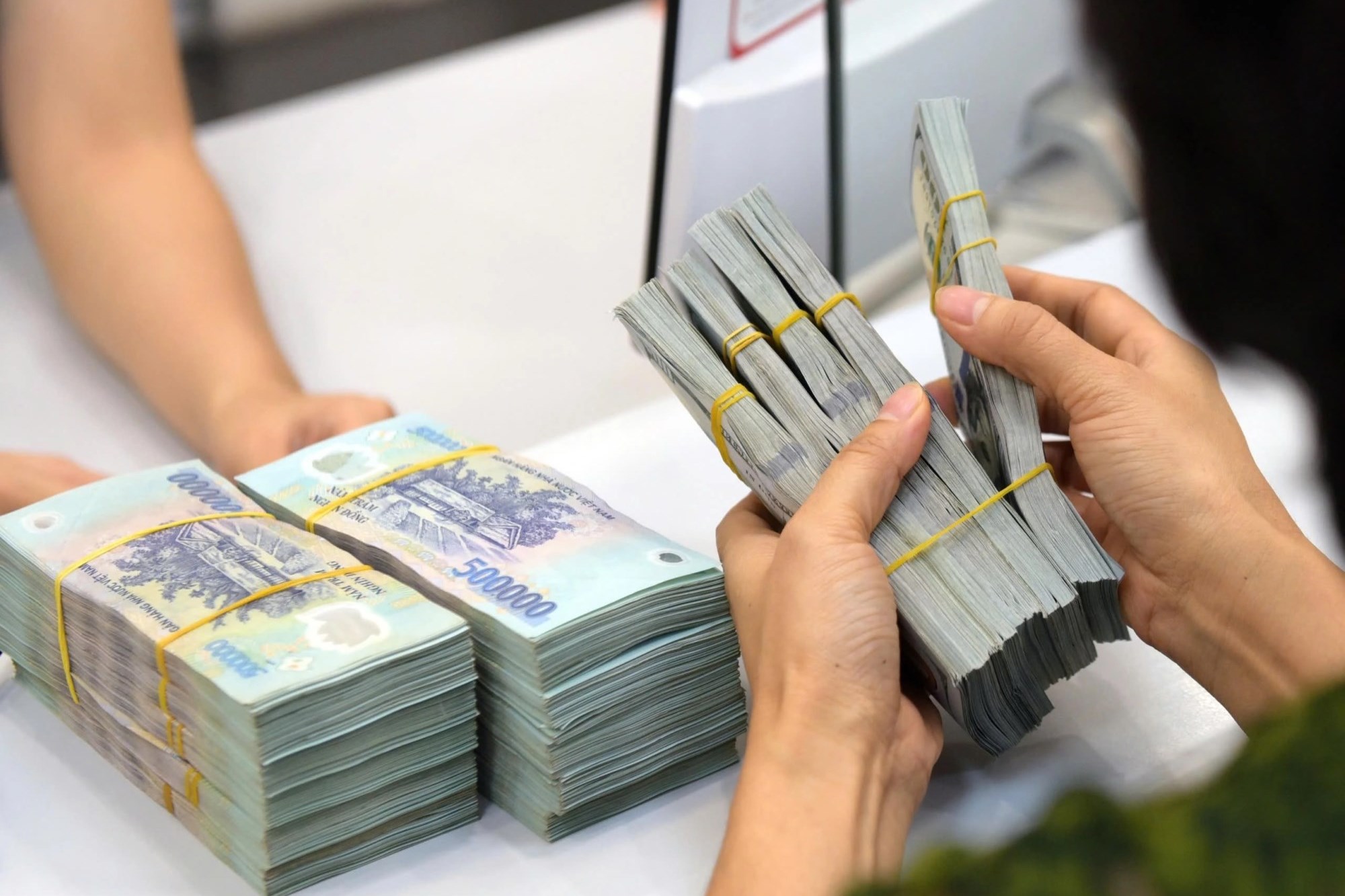 Lãi suất qua đêm liên ngân hàng giảm về 0,2%, áp lực vốn ngắn hạn dịu lại