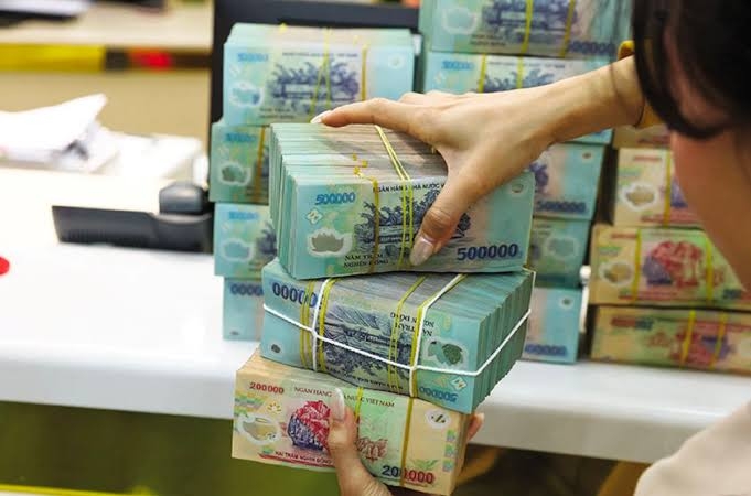 Hàng loạt ngân hàng hạ lãi suất tiết kiệm, tạo dư địa giảm chi phí vay vốn