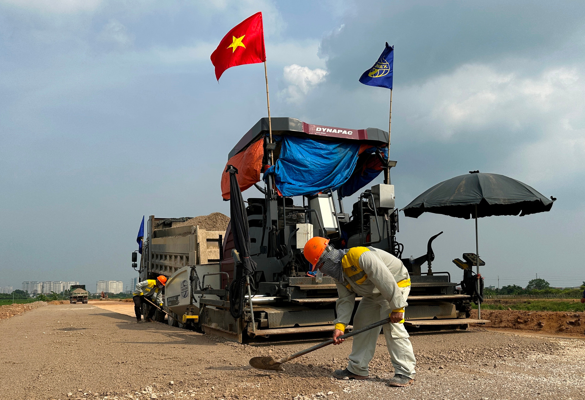 Đầu tư công tăng tốc, cần đưa dòng tiền đến nhà thầu phụ